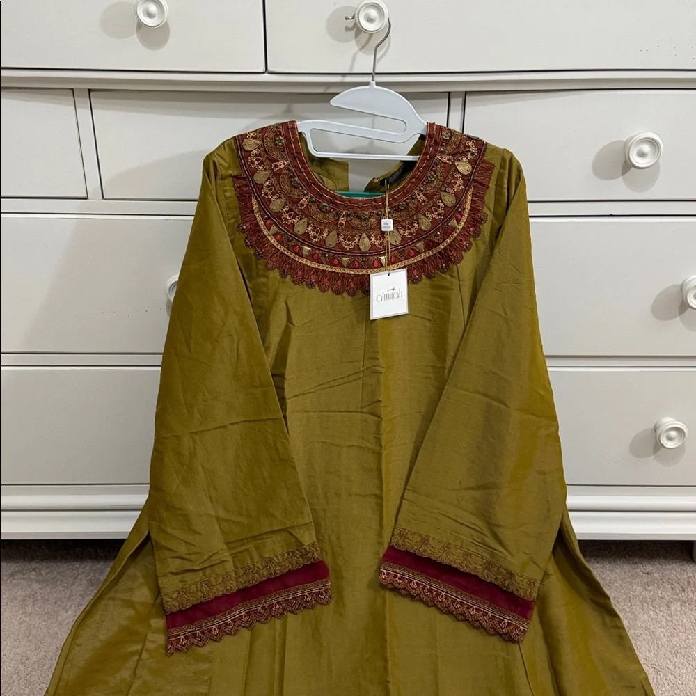 Pakistani Almirah embroidered shirt - Picture 2 of 4